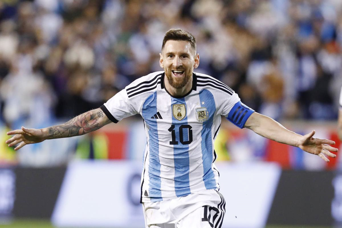 Mừng đội Tuyển Argentina Hình ảnh Messi World Cup 2022 Trên Sân Cỏ Qatar 